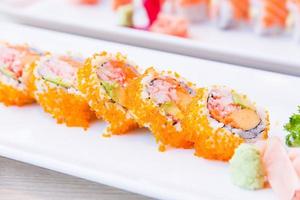 ponto de foco seletivo california roll maki sushi foto