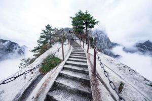 Huashan montanha. a Altíssima do China cinco sagrado montanhas, chamado a oeste montanha, bem conhecido para íngreme trilhas, tirar o fôlego falésias e grande cenário foto