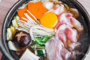 japonês quente Panela conjunto dentro japonês restaurante, japonês Comida foto