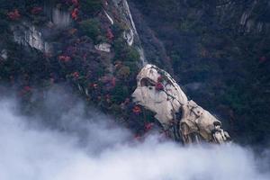 Huashan montanha. a Altíssima do China cinco sagrado montanhas, chamado a oeste montanha, bem conhecido para íngreme trilhas, tirar o fôlego falésias e grande cenário foto