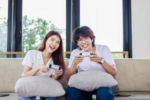 jogos junto, feliz casal tendo Diversão jogando vídeo jogos dentro vivo quarto foto