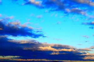 crepúsculo nuvens dentro azul céu foto