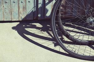 sombra de bicicleta roda silhueta na rua foto