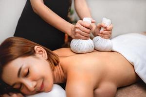 lindo mulher fazendo tailandês massagem dentro spa foto