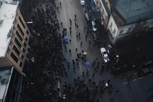 protestando multidão às cidade rua. protestando pessoas marcha às cidade, aéreo visualizar. social problemas dentro sociedade, luta para direitos. protesto ativistas. multidão com levantando punhos. generativo ai foto