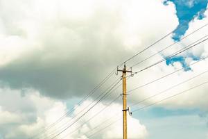 poste elétrico de potência com fio de linha em fundo colorido close-up foto