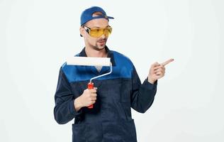 masculino pintor construção uniforme reparar dentro a casa foto