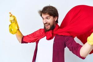 alegre masculino limpador profissional vermelho capa de chuva tarefas domésticas estilo de vida luz fundo foto