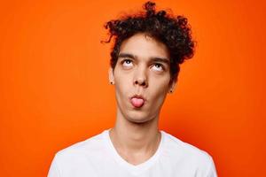 homem dentro branco camiseta encaracolado cabelo laranja fundo foto