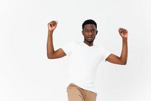 homem africano aparência moderno estilo branco camiseta estúdio emoção foto