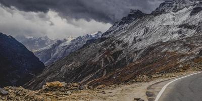 paisagens montanhosas panorâmicas do himalaia foto