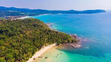 vista aérea com mar e praia foto