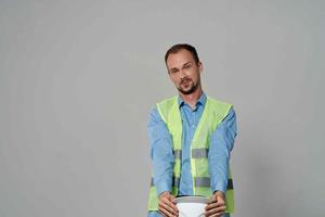 homem reflexivo colete profissional trabalho isolado fundo foto