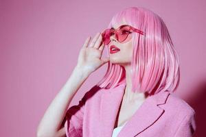 jovem positivo mulher brilhante Maquiagem Rosa cabelo glamour à moda óculos cor fundo inalterado foto