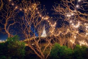 branco pagode dentro phra Nakhon khiri histórico parque com iluminação às noite, phetchaburi, tailândia. foto