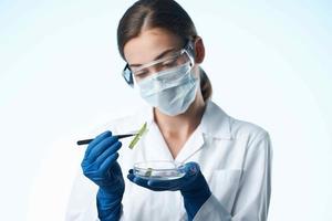 mulher laboratório assistente médico mascarar pesquisa química fechar-se foto