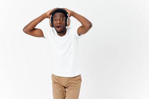 homem dentro fones de ouvido segurando dele cabeça música moderno estilo tecnologia foto