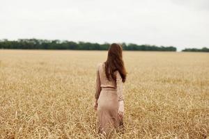 mulher a agricultor preocupado a amadurecimento do trigo orelhas dentro cedo verão ensolarado dia foto