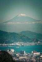 mt. Fuji sobre lago kawaguchiko com outono folhagem às nascer do sol dentro fujikawaguchiko, Japão. foto