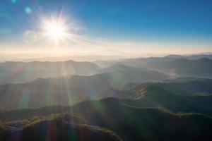 aéreo topo Visão do montanha e névoa às nascer do sol dentro a manhã. foto