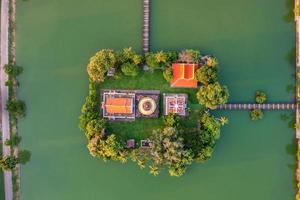 aéreo Visão do antigo Buda estátua às têmpora dentro sukhothai histórico parque, tailândia. foto