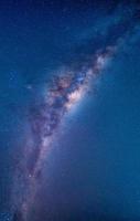panorama com leitoso caminho galáxia. noite céu com estrelas. grandes exposição fotografia. foto