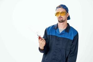 homem dentro trabalhando uniforme pintor casa renovação decoração foto