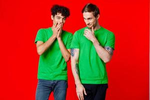 dois homens verde camiseta comunicação estúdio equipe foto