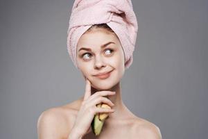 emocional mulher toalha em cabeça chuveiro limpar \ limpo pele abacate vitaminas natural cosméticos foto
