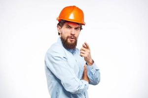 engenheiros camisa laranja Difícil chapéu construção estilo de vida emoções cortada Visão luz fundo foto