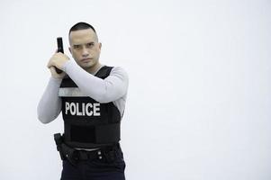 retrato do polícia aguarde arma de fogo dentro mão em branco plano de fundo, bonito ásia policial foto