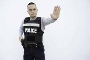 retrato do polícia aguarde arma de fogo dentro mão em branco plano de fundo, bonito ásia policial foto