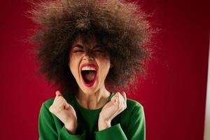 lindo elegante menina afro Penteado verde vestir emoções fechar-se estúdio modelo inalterado foto