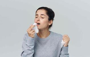 mulher com uma frio dentro uma xadrez remédio saúde problemas foto