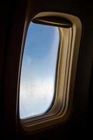 janela do avião com gelo foto