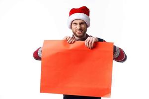 emocional homem dentro uma Natal chapéu com vermelho brincar poster cópia-espaço estúdio foto