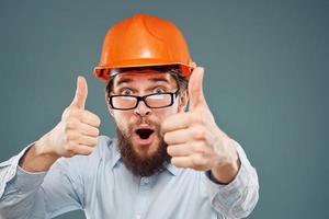 depois de vestindo laranja capacete camisa óculos mão gestos cortada Visão indústria construção foto
