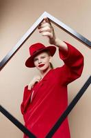 bonita mulher vermelho lábios moda Jaqueta quadro, Armação isolado fundo foto