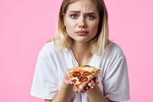 alegre bonita mulher dentro branco camiseta pizza velozes Comida lanche restaurante foto