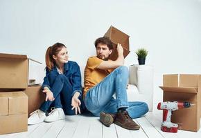 casal dentro amor comovente curto Ferramentas em vaso flor homem e mulher foto