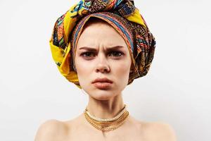 alegre bonita mulher dentro multicolorido turbante africano estilo e moda posando foto