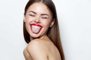 atraente mulher nu ombros mostra língua fechadas olhos sorrir spa tratamentos foto