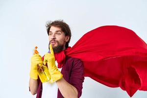 homem vermelho capa de chuva profissional limpeza detergente dever de casa foto