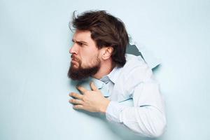 Bravo homem gestos com dele mãos insatisfação emoções trabalhos escritório foto