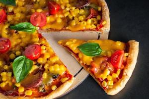 pizza com milho e manjericão foto