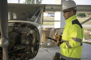 engenheiros trabalham no local para manter o hélio líquido, verificação do cronograma de manutenção preventiva, pessoas da tailândia foto