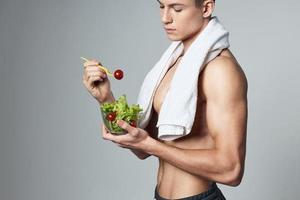 desportivo homem com toalha em ombros em saudável Comida vegetarianismo isolado fundo foto