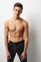 masculino nu musculoso corpo Preto calça estúdio posando fofura foto
