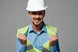 homem dentro branco capacete plantas construtor isolado fundo foto