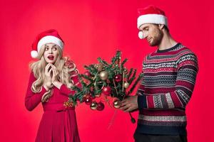 jovem casal feriado Natal decoração vermelho fundo foto